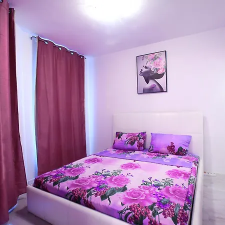 Appartement Aparts With Pool And Parking Baltsjik