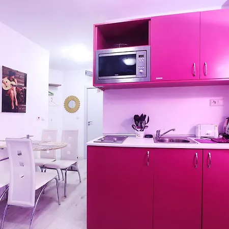 Appartement Aparts With Pool And Parking Baltsjik