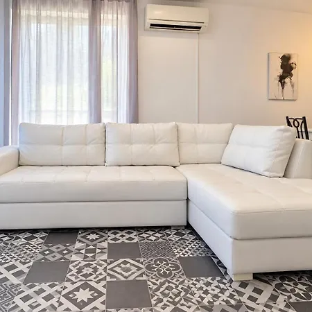 Appartement Aparts With Pool And Parking Baltsjik